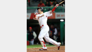 [스타 플러스] ‘5G 연속 홈런’ SK 로맥, 이승엽-이대호에 도전장 내밀다