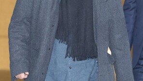 호흡법·고음 알려주려 바지 속·가슴에 손?…이윤택, 판사 앞서 ‘황당’ 변명 