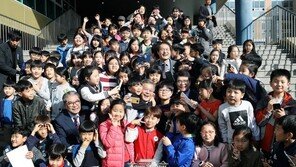 [영상]“‘사람이 먼저다’님 찍어야 돼요, 비켜주세요”…문 대통령, 초딩에 ‘인기 짱’
