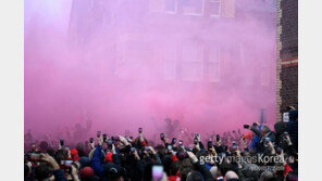 리버풀 팬, 맨시티 버스에 맥주병 투척…3-0 완승에 기여?