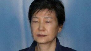 靑, ‘징역 24년’ 박근혜 1심 선고에…“나라로 봐도 한 인생으로 봐도 가슴 아픈 일”