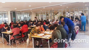 성동구 자원봉사센터, 치매 예방 위한 ‘컬러링 워크북 미술치료 프로그램’ 전개