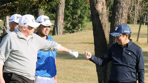 ‘저팬 패싱’ 씻을까… 아베-트럼프 3번째 골프 회동 추진