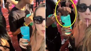 [영상]축제 참가女, 셀카 확인하다 ‘깜놀’…낯선 남자가 컵에 ‘○○’를 슬쩍