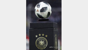 [월드컵 공인구 이야기] 꽉 쥐기 힘든 ‘텔 스타 18’ 중거리 슈팅 잔치 이끌까