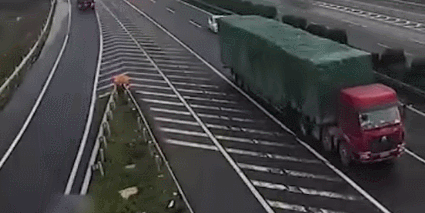 [영상]이기적 운전 끝판왕, 대형차 2대 사고 유발 승용차 ‘난 몰라’ 제갈길