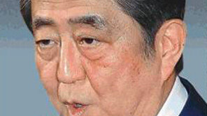 아베, 가케학원 ‘관여한 적 없다’더니…커지는 日 사학스캔들