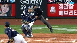 “순간적으로 안 보여서…” 공 흘린 양의지 행동에 ‘갑론을박’