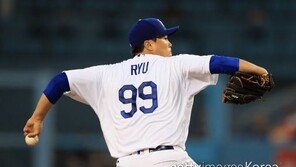 ‘미녀’ 배지현,  야수 남편 응원에 힘 불끈?…류현진 6이닝 8K 무실점 ‘괴물투’