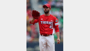 ‘바른생활 사나이’ KIA 팻 딘, 사진 삼매경에 빠지다