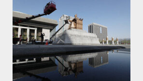 [청계천 옆 사진관]“임금님, 개운하시죠?”…광화문광장 동상 미세먼지 벗는다