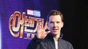 ‘내한’ 베네딕트 컴버배치, ‘합장’ 논란…아시아에 대한 백인의 무지?