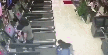 [영상]짐볼 타고 놀던 남아, 러닝머신 밑으로 팔이…죽을 뻔!