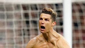 호날두 ‘PK 극장골’… 메시와는 달랐다