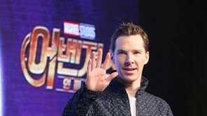 베네딕트 컴버배치, 출국때도 ‘합장’인사…불교 ‘심취’, 어느정도 기에?