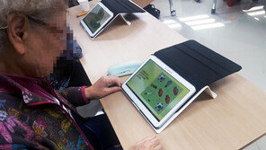 ‘인지재활 훈련’ 태블릿PC vs 북과 탬버린…치매안심센터 체험 르포