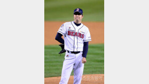 ‘3연속 조기강판’ 장원준 바라보는 김태형 감독의 시선