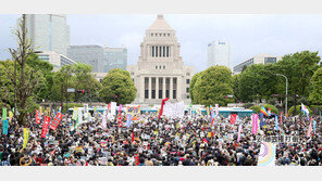 차벽에 촛불… 日국회앞 3만명 “아베 퇴진하라”