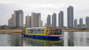 청라호수공원 새 명물 ‘수상택시’ 쌩쌩