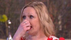 생방송서 ‘뗐다 붙였다’ 인공 코 공개한 여성…“혐오스럽다” vs “용감해”