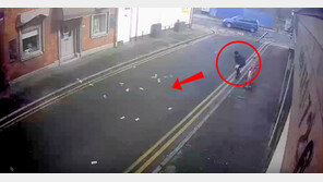 [영상]거리에 돈다발 흘리고도 줍지 못하는 男…무슨 연유?