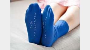 시각장애인 짝짝이 양말 안 신게… 이노션, 점자붙여 색-좌우 표시