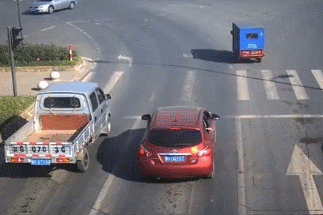 [영상]폭죽 가득 실은 승용차서 담배 피운 ‘간 큰’ 남자들,  혼비백산