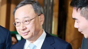 경찰, 황창규 KT회장 소환… ‘상품권깡’ 지시여부 추궁