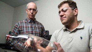 플라스틱 분해하는 변종 효소 발견…환경오염 문제 해결될까?