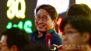 최태원, 프로농구 경기장서 포착…서울 SK ‘18년만의 우승’ 확인할까