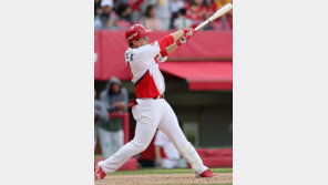 KIA 안치홍, 사구 맞고 부상 “미세 골절 진단…엔트리에서 빠질 듯”