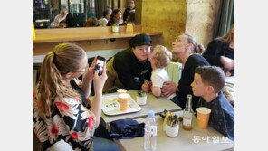 [퇴근길 월드]좌우 신발색은 달라도…장애인과 함께 나아가는 프랑스 카페