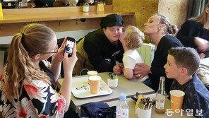 번호표 대신 블록 가진 손님에… 다운증후군 직원 ‘기쁨의 서빙’