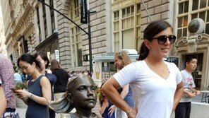 뉴욕 맨해튼 여성 평등 상징  ‘겁 없는 소녀상’ 새 안식처 찾았다