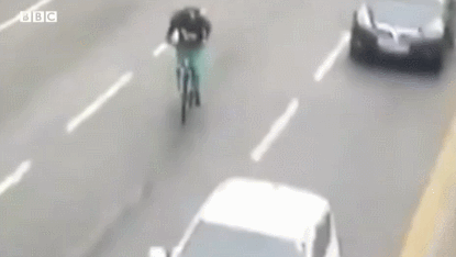 [영상]흉기든 도주범 목격한 英시민들, ‘호흡 척척’ 협동 체포 작전