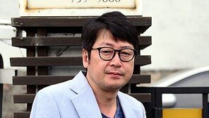 배우 김윤석의 감독데뷔 행보 ‘순항’