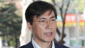 안희정, 판·검사 출신 변호사 2명 추가선임…치열한 법정공방 예고