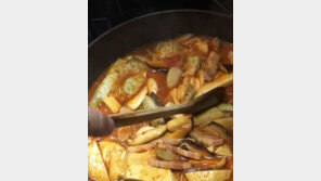 “잡탕인데 세젤맛, 행복해”…민지영, 남편 김형균 떡볶이 레시피 공개