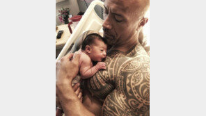 드웨인 존슨, ‘딸 부자’ 됐다…“세번째 딸, 행복하고 자랑스러운 일”