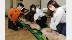 [동아 포토] “손님이 쓰러지면…” 성동소방서 심폐소생술 실습