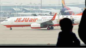 뿔테안경에 알록달록 네일아트한 항공기 승무원 볼 수 있다