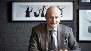 “귀하의 손목에 감성을 채워 드립니다”