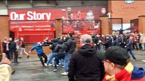 망치까지…‘리버풀 팬 폭행’ AS로마 팬 2명, ‘살인 미수’ 혐의 체포