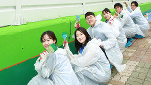 “봄 기운을 벽에 그려요” 애경그룹 방음벽 그림 봉사활동