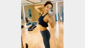 “세 아이 엄마 맞아?”…슈, 잘록한 개미허리 뽐내