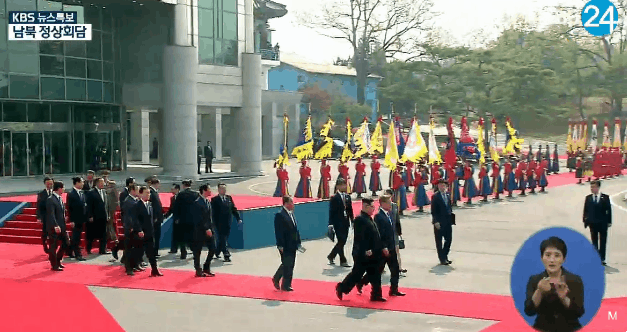 [움짤]임종석, 김여정에 먼저 반갑게 악수 청해…“비서실장들의 인사?”