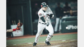 타율 1위의 기습 번트…KT 유한준의 헌신