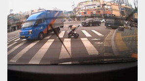 ‘달리는 유모차 막은 택배차’ 영상 속 아이 아빠 “택배기사님 만날 예정”