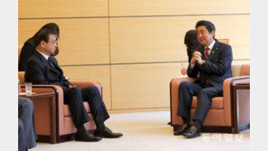 문재인 대통령 “김정은, 日과 대화 용의”… 아베 “北태도 전향적”