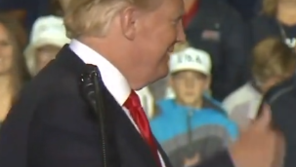 트럼프, 지지자가 ‘노벨 노벨’ 연호하자 환하게 웃으며 ‘엄지 척’